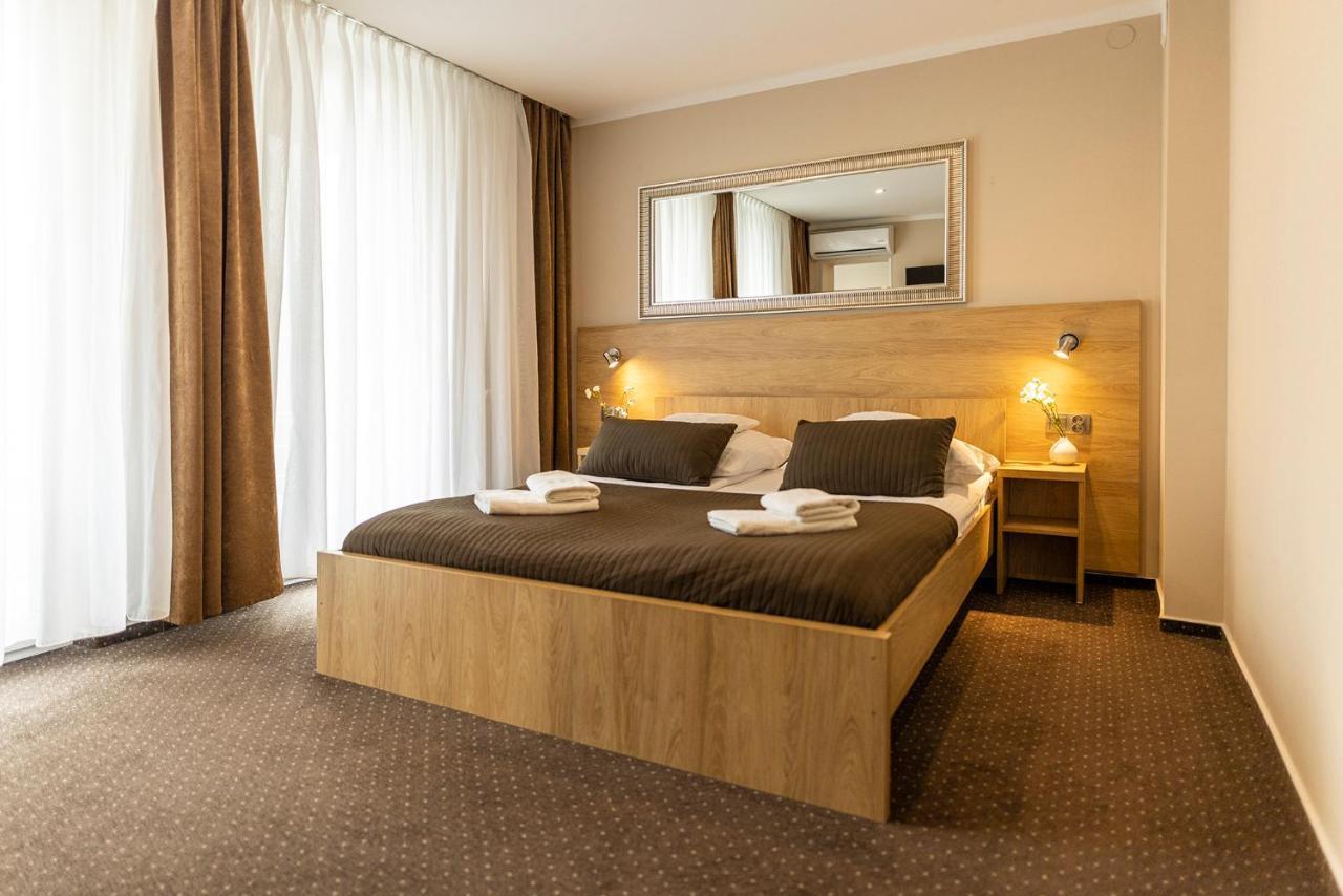 Hotel Boss Lodź Bagian luar foto
